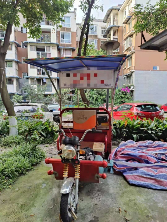 一辆小吃摊的三轮车  买车送小吃框架 帮朋...