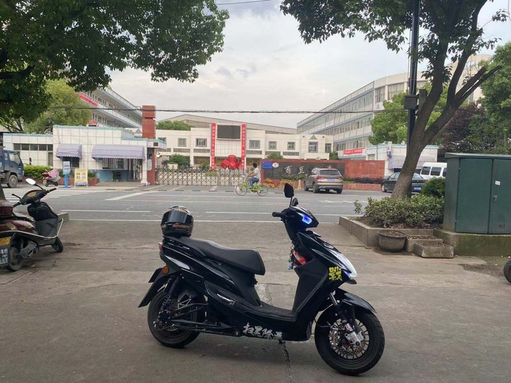 有铁汁，老表收车的嘛。新车！价格不贵，超帅...