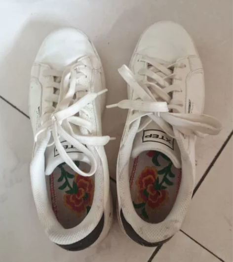 特步鞋子买回来就穿了几次就是有点大!穿着很...