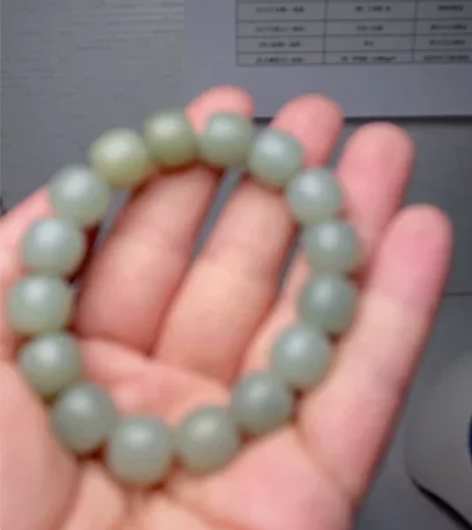 且末蓝,结构细腻,12mm老型珠。有颗珠子...