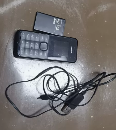 诺基亚1050手机，额外多一块电池，充电线...
