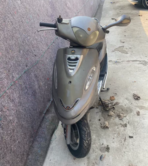 出一辆自家豪爵小踏板摩托车，汽油的大概2～...