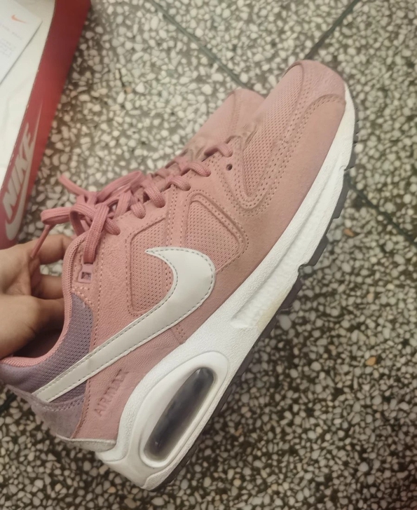 耐克女鞋,买大了,99新,保证正品,实体店...