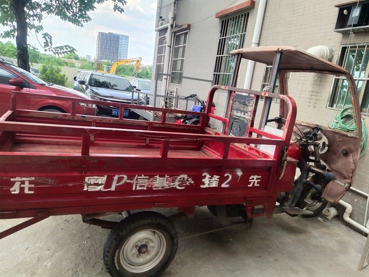 燃油三轮摩托车烧油三轮摩托车，车兜尺寸是一...