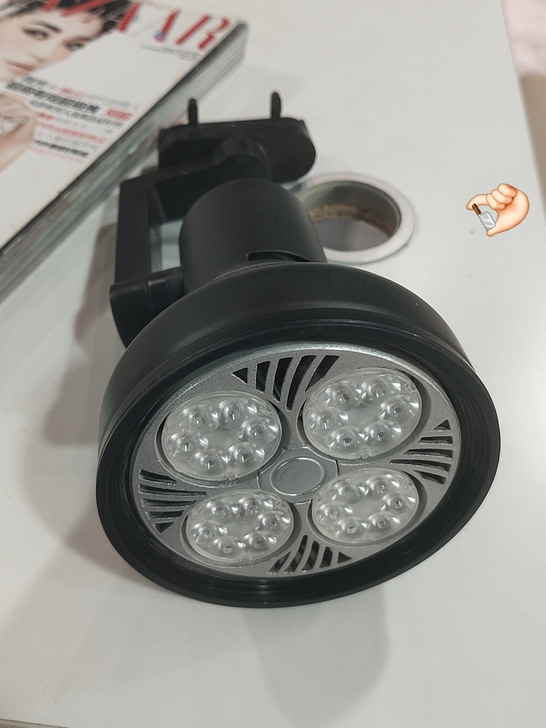 品牌服装公司展厅用射灯大批量处理总共120...