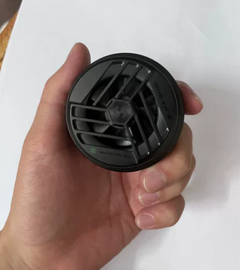 单独一个黑鲨磁吸散热器 换了手机 打游戏不...