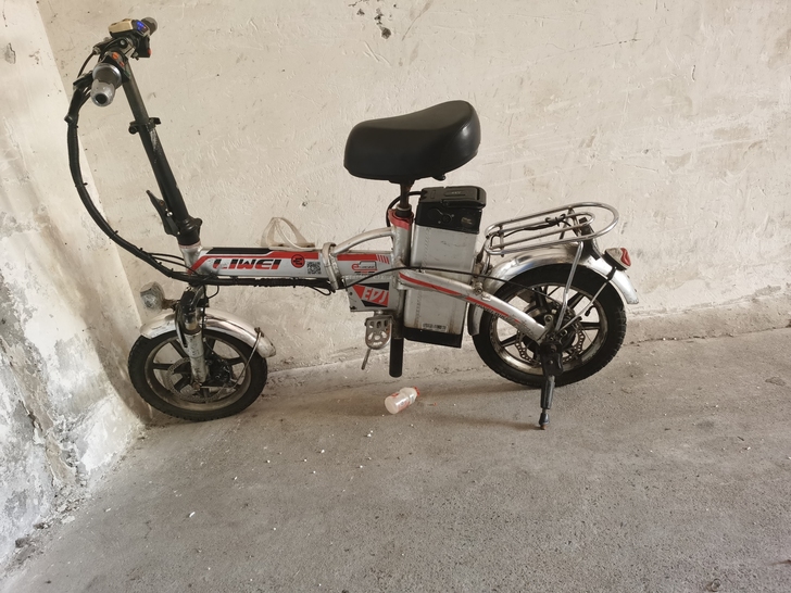 代驾折叠电动车锂电池48v力威品牌一般成色...