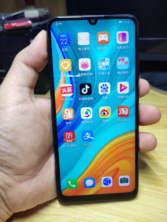 华为畅享10e,内存4+64黑色,无拆无修...