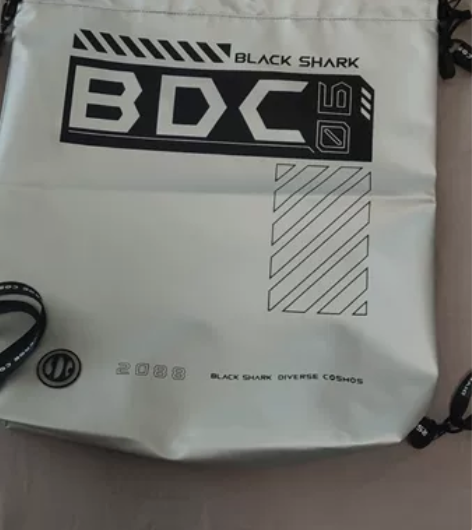 【全新】黑鲨BDC多元宇宙双肩手提袋，银色...