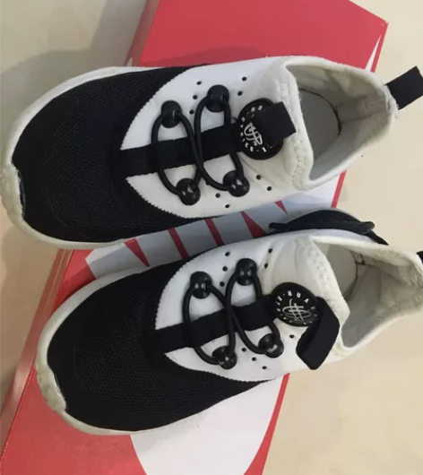 Nike一脚蹬运动鞋， 黑白配色，透气网面...
