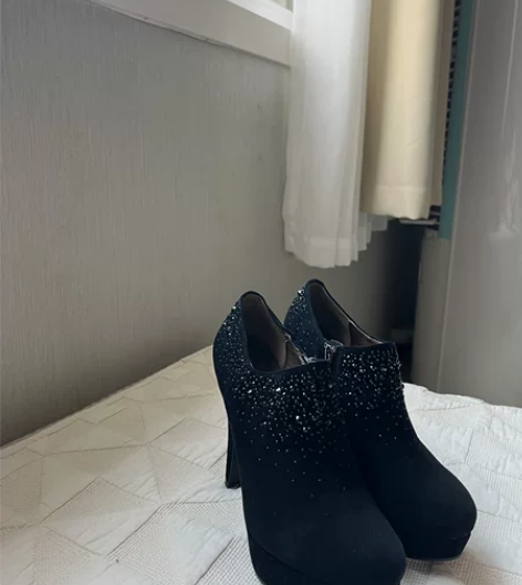 哈森女鞋新款水钻磨砂皮黑色细高跟防水台圆头...