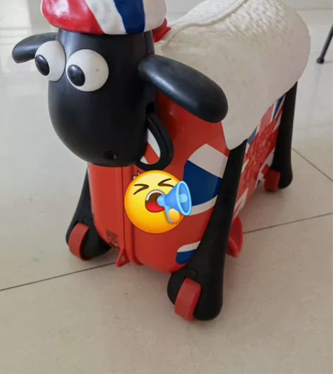孩子小时候买的小羊肖恩可骑可坐儿童行李箱，...