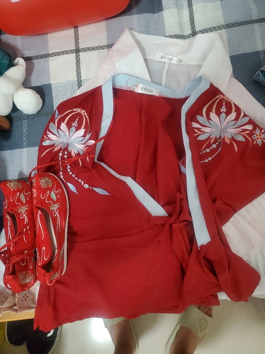 言然汉服，没穿过，s码，还有一双鞋。49块...
