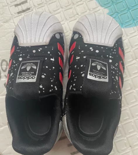 阿迪小童经典款贝壳鞋，超级好穿，原价三百多...