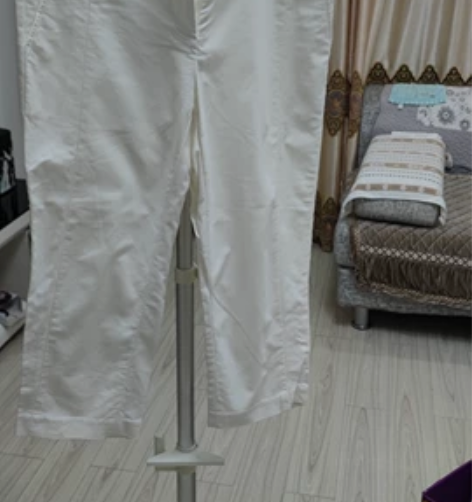 白色女款牛仔裤，八分裤。 感兴趣的话点“我...