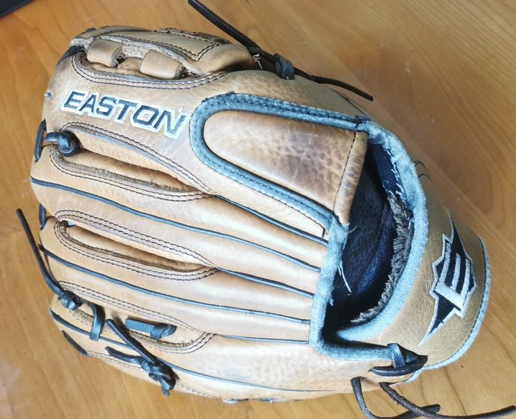 EASTON,棒球手套,成人款。手背有磨边...