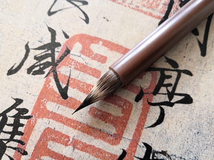 纯紫毫三花鸡距小楷笔,笔毫饱满壮实,韧性好...