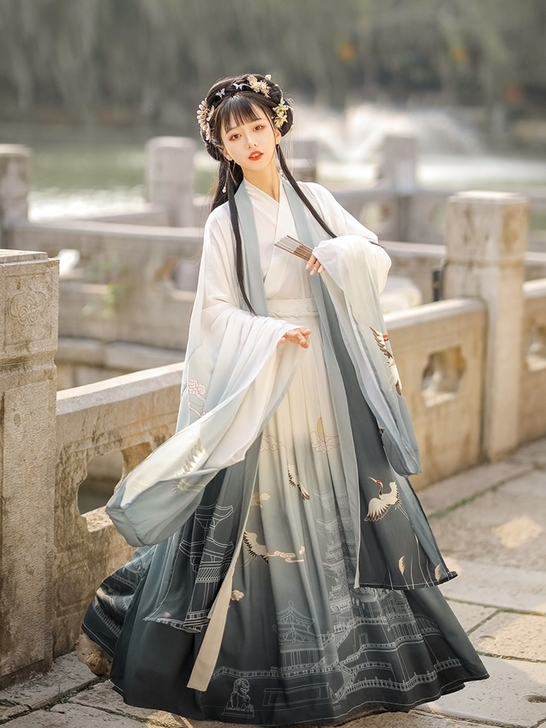 我是去年买的，但是一直没机会穿，拆了吊牌，...
