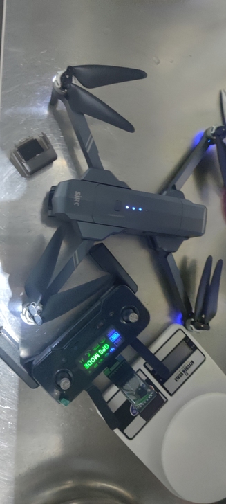 世季f11云台版，单电，正常飞行有点小剐蹭...