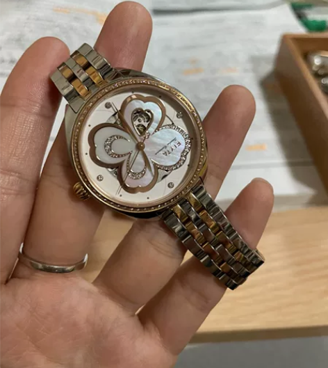 飞亚达四叶草钢带手表 带的不多 需要的...