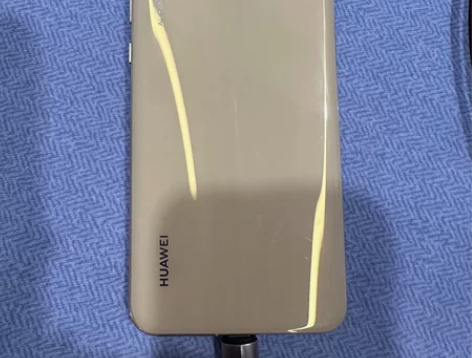 华为nova3  6+128g 背部有缺陷...