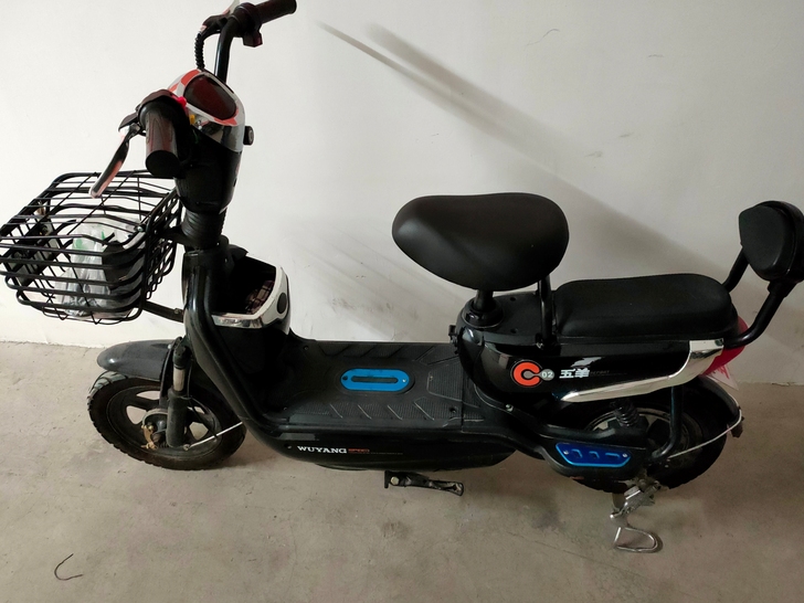 去年买的五羊电动车,续航20几公里,速度3...