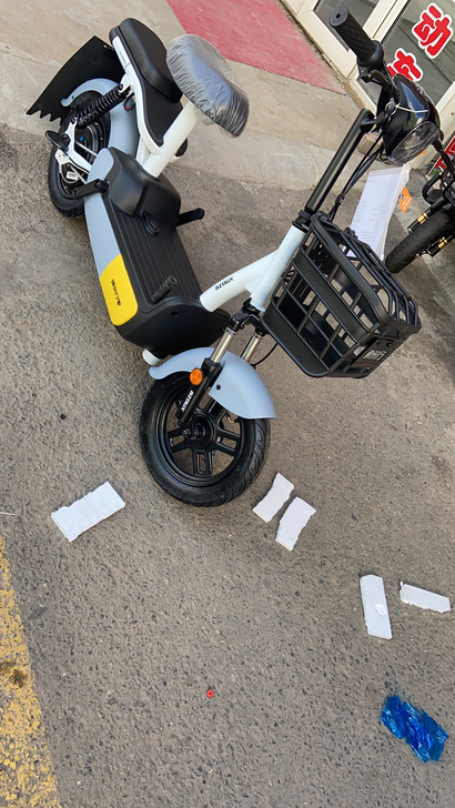 全新电动车4812的电池可以拆卸,能跑30...