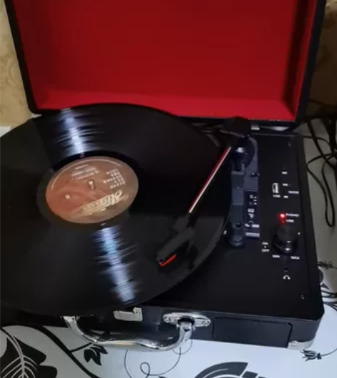 全新黑胶唱片机,带蓝牙,优盘,收音,功能强...