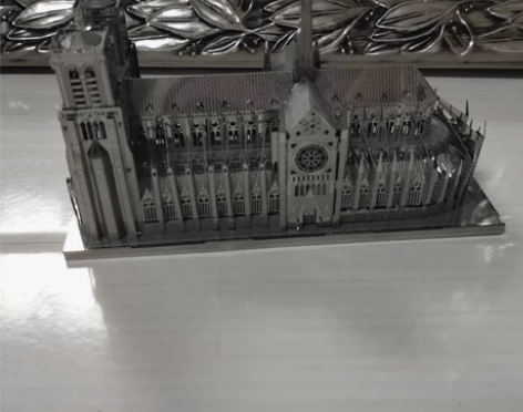 3D金属拼图巴黎圣母院(已经拼完的了)底下...