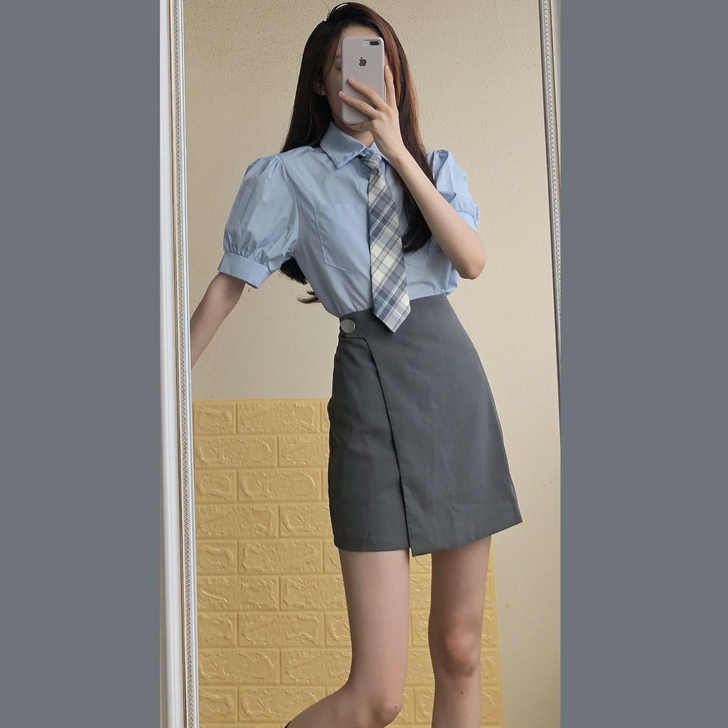 一套衬衫半身裙加领带