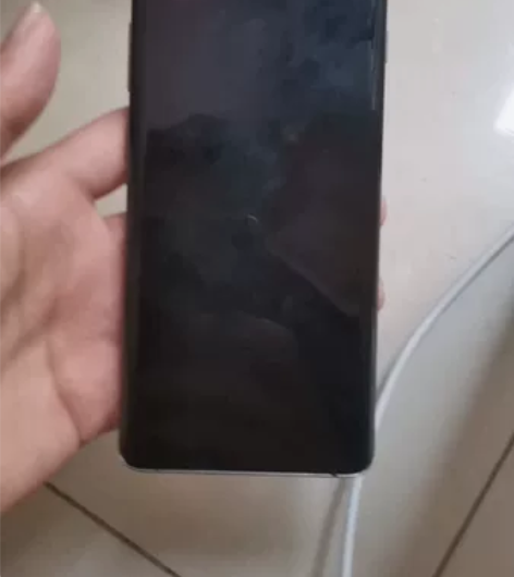 三星S10+ 手机屏幕有瑕疵，左边有一个黑...