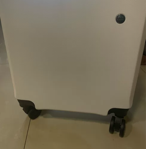 全新,白色小型登机箱,带密码锁,万向轮,长...