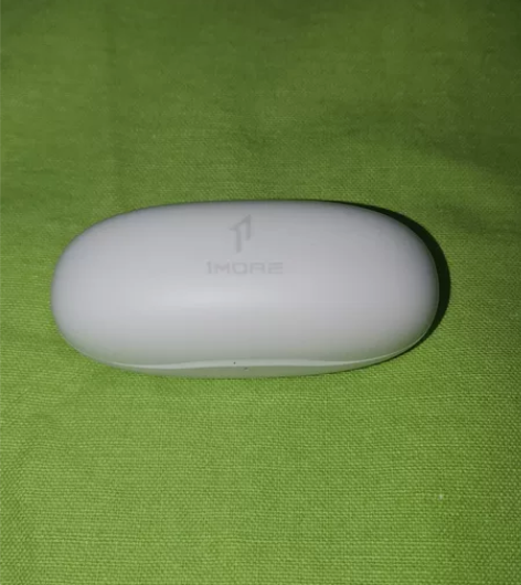 万魔舒适豆2，耳机。左耳丢失，出右耳及充电...