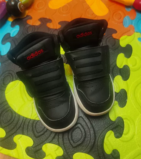 春节买的，没穿多长时间，今冬再穿已小，阿迪...