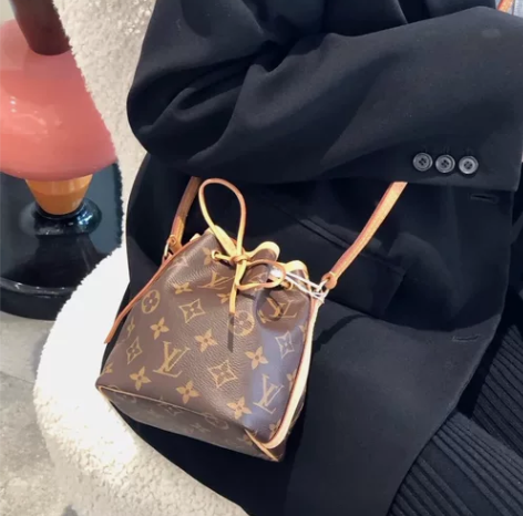 小号水桶包 购于精品店 无明显使用痕迹 感...