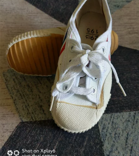 儿童版大博文飞跃球鞋，尺寸非常小品相如图所...