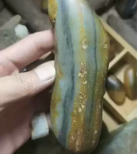 和田籽料，青花细长条手把件料，可直接上手玩...