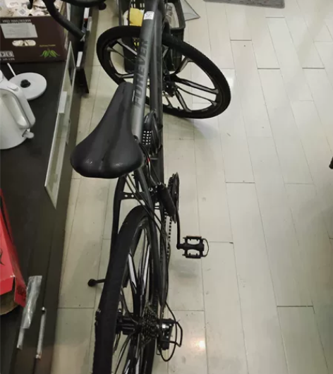 永久公路自行车,没怎么骑过,放家里都没气了...