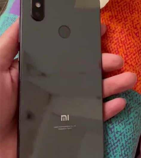 自用小米8se，屏幕显示有点问题不影响正常...