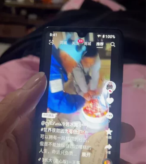索尼日版,非常小巧的一款手机,电池很耐用,...