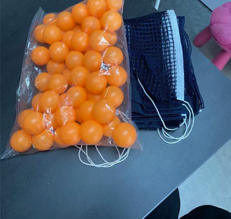 搬家收拾出来带不走的，装给有需要的人。乒乓...