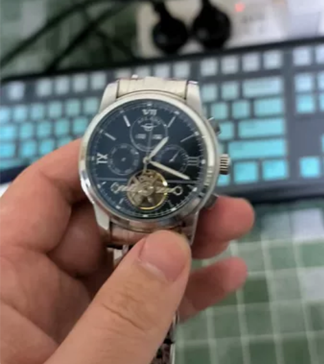 自用艾浪机械手表，在官方旗舰店上买的。机械...
