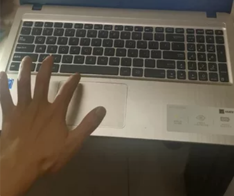 华硕vivobook，适合看电影电视刷抖音...