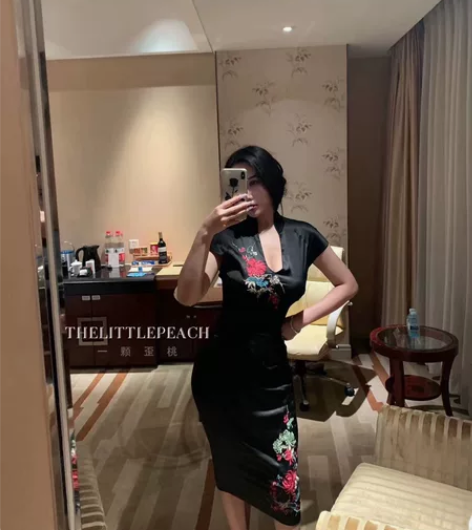 一颗歪桃家绑带刺绣旗袍，s码数，穿过一次，...