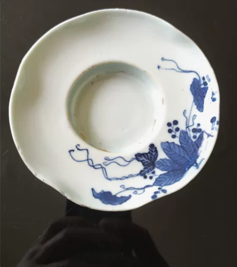 年份：宣统青花葡萄纹花口盖碗茶底托一对。老...