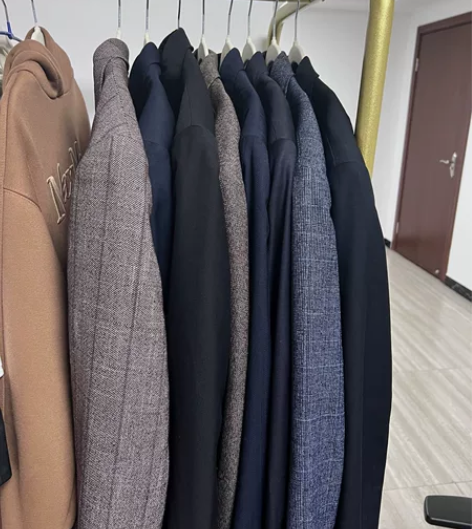 男士各种西服外套,近全新 卖的便宜不是因为...