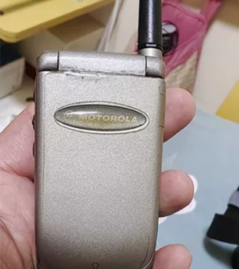 出售摩托罗拉998手机,外观还可以正面保护...