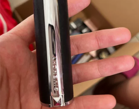 纪梵希口红304购于专柜，信者买 随机赠送...