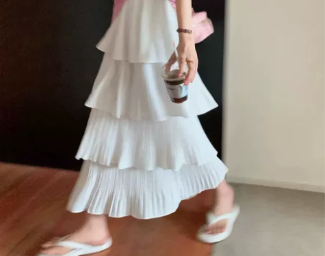白色蛋糕裙 就穿过一次 感兴趣的话点“我想...