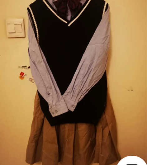 伊顿纪德校服两件全套（除了背心），衣服尺码...